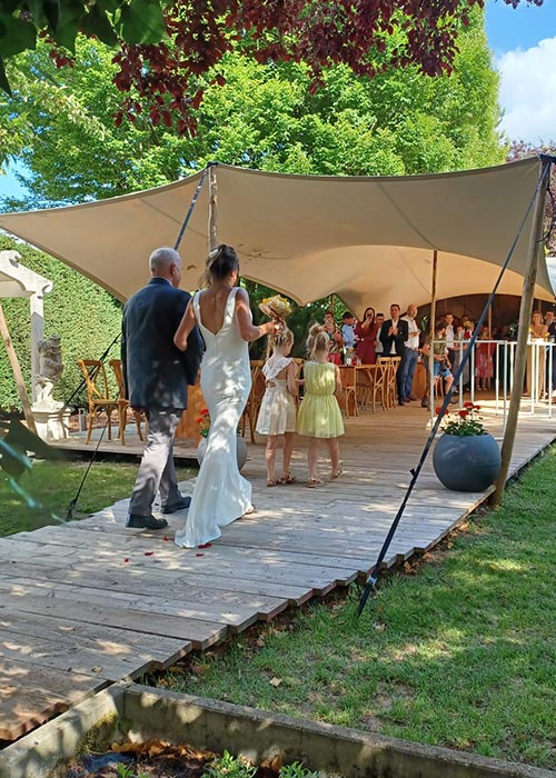 Bruidspaar viert hun trouwfeest in ’t Zavelhof